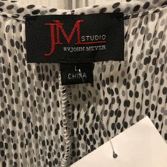 NWT- Nice polka dot pull over sleeveless top.  Pleated camisole blouse. - Picture 6 of 10